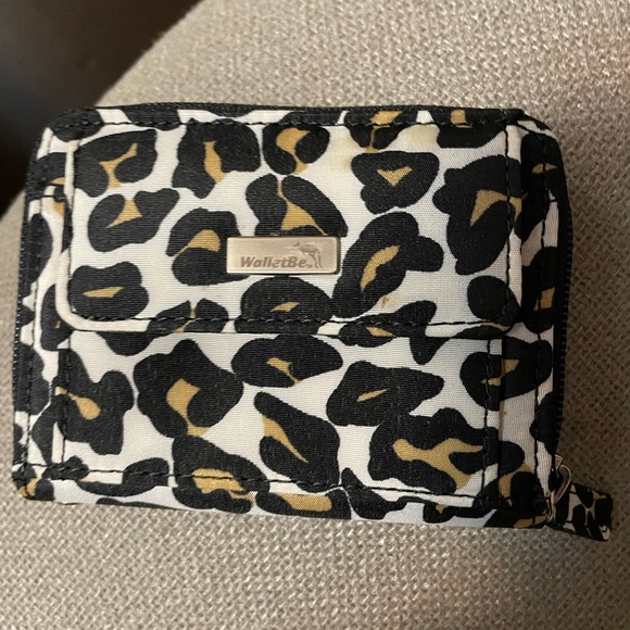 New!!! Walletbe Animal Print Accordian Wallet with Carry Strap - Picture 3 of 6